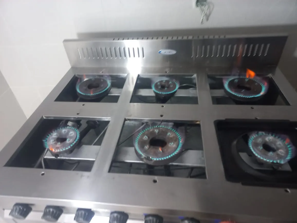 لفرن منزلي أثناء التشغيل داخل المطبخ