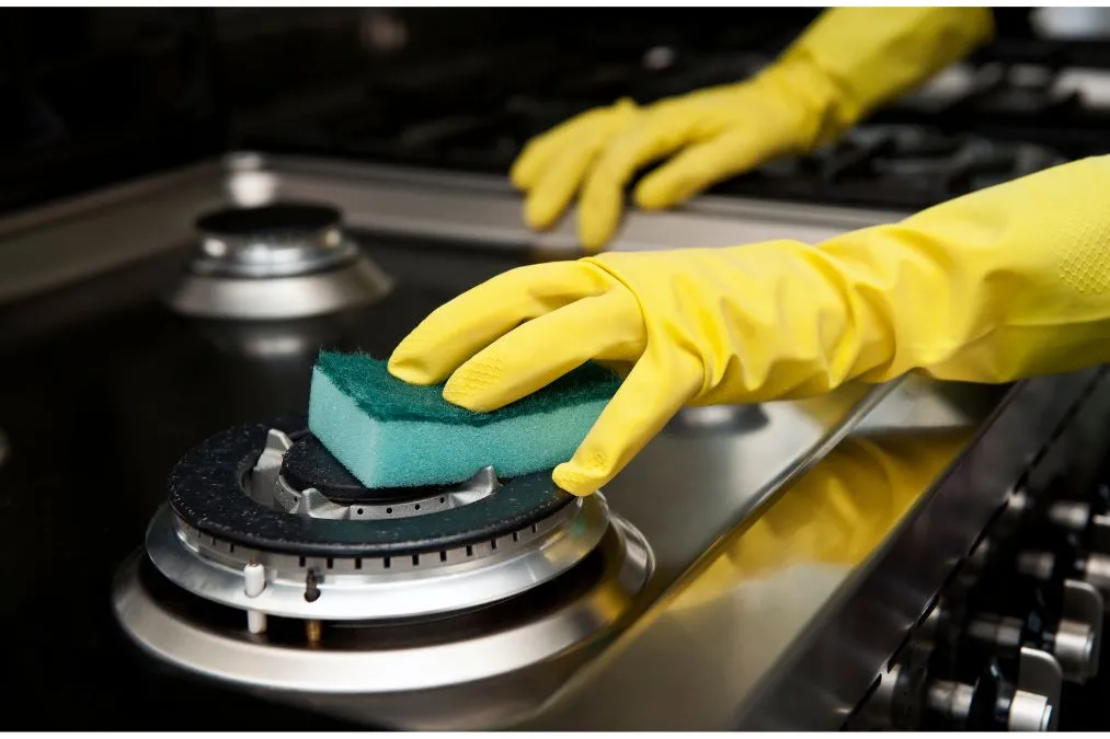 فريق شركة تنظيف افران بالرياض أثناء تنفيذ خدمة تنظيف عميق لإزالة الدهون المتراكمة.