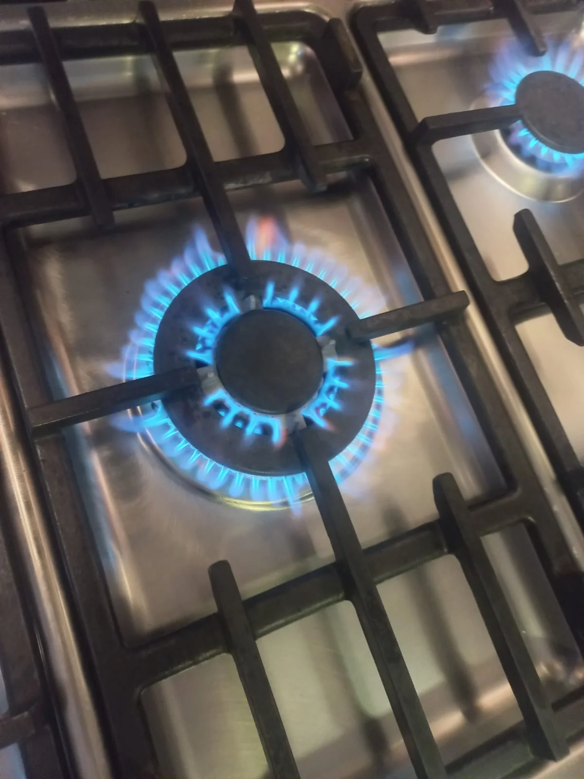 لهب أزرق ثابت في الشعلة الوسطى نتيجة صيانة افران دقيقة
