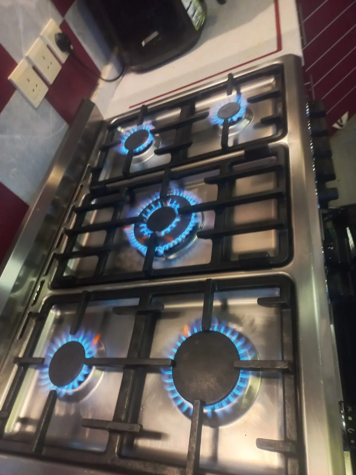 شعلات غاز مستقرة بعد صيانة افران احترافية