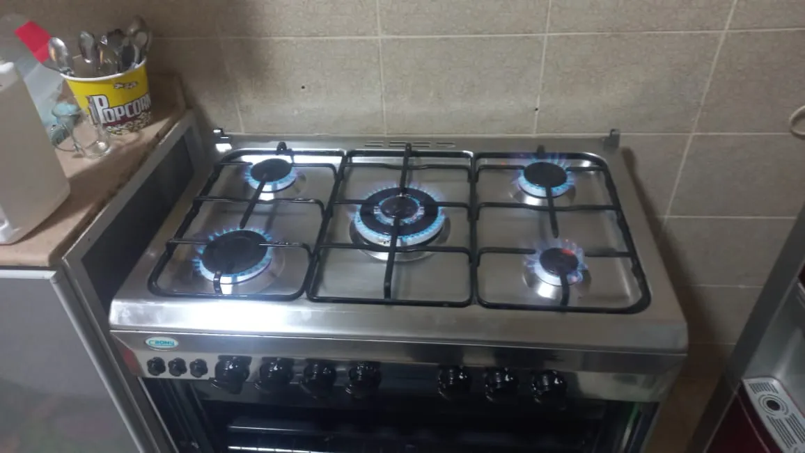 عمل شعلات فرن الغاز تعمل بشكل منتظم بعد صيانة الأفران وإصلاح الأعطال