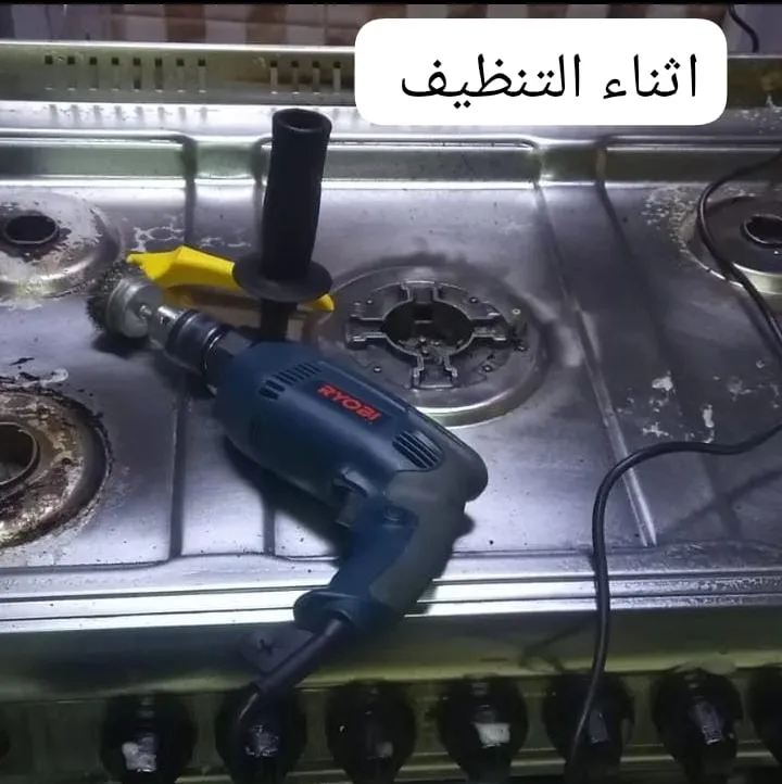 تنظيف أفران باستخدام أدوات مخصصة لإزالة الدهون والأوساخ