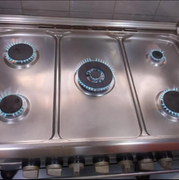 لهب الفرن مشتعل بانتظام مع توزيع حرارة متساوٍ بعد تنظيف افران وإعادة ضبط العيون