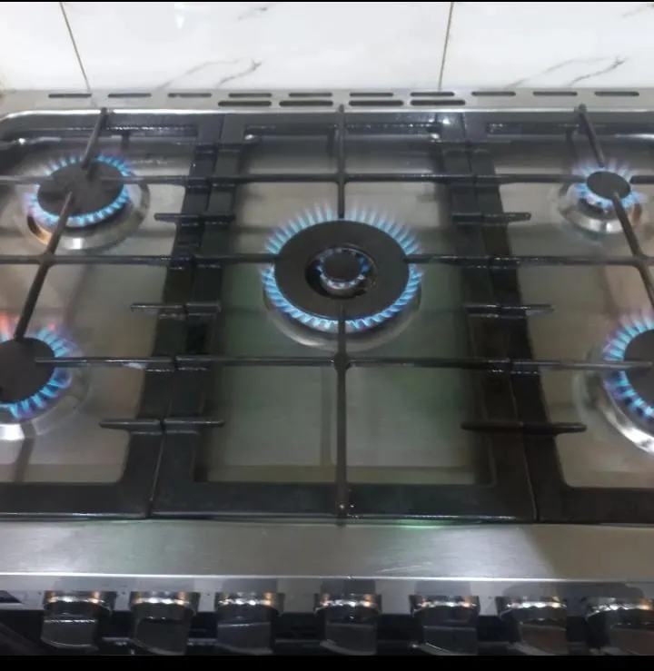 فرن نظيف ولامع بعد عملية تنظيف أفران احترافية أزالت الدهون والأوساخ المتراكمة بالكامل