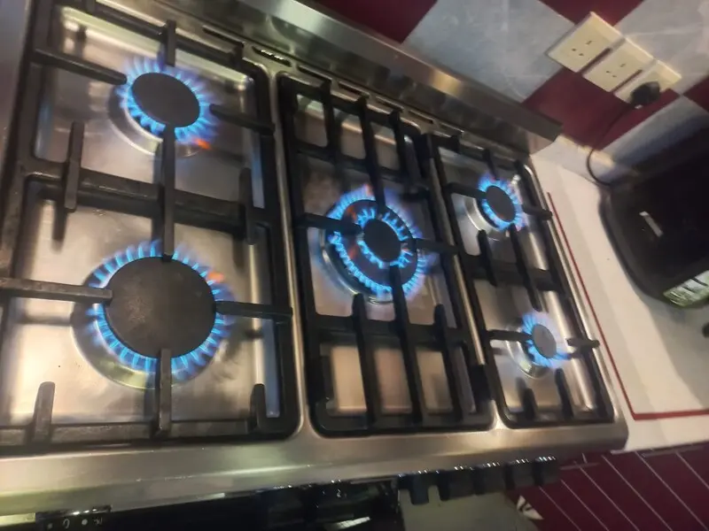 تنظيف وصيانة شاملة للأفران بعد تصليح افران غاز لضمان أداء مستقر وكفاءة عالية