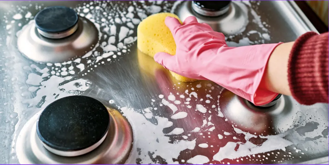 فني تنظيف أفران بالرياض يقوم بتنظيف فرن مطبخ احترافي بدقة.