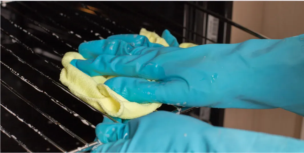 فنى تنظيف افران بالرياض يستخدم أدوات متخصصة لتنظيف أفران المنازل.